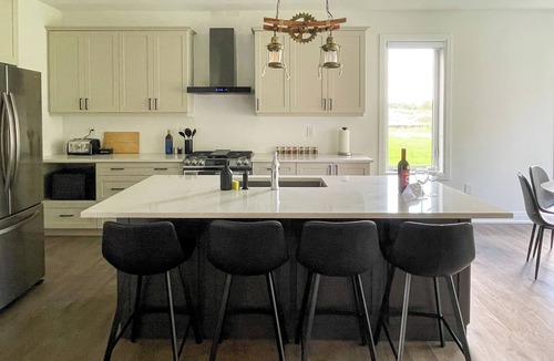 Bracebridge House | Spacious 3 Bdrm Retreat | Muskoka Room & Fireplace