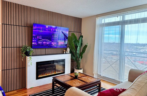 Etobicoke Apartment | Spacious 3 Bedroom 2 Bath Condo in Toronto