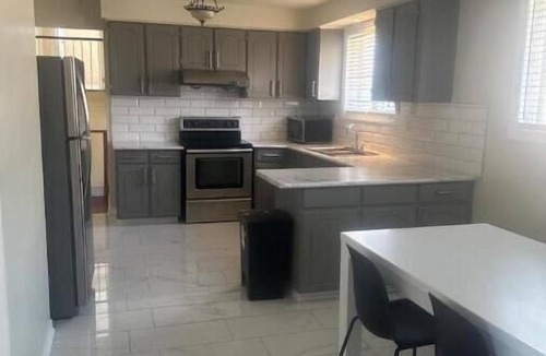 Downsview Apartment | Spacious 3 Bedroom Suite