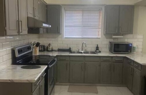 Downsview Apartment | Spacious 3 Bedroom Suite