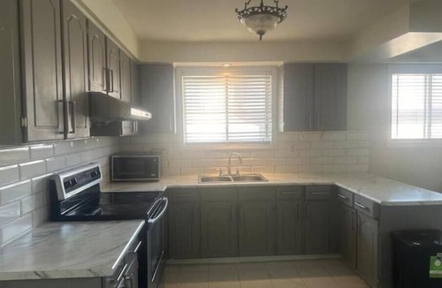 Downsview Apartment | Spacious 3 Bedroom Suite