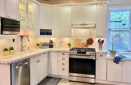 Richmond Hill Apartment | Spacious 3 BR house in Heart of the City
