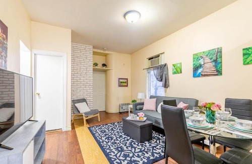 Leslieville Apartment | Spacious 3BR Apartment - Steps Away From Leslieville!