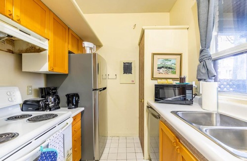 Leslieville Apartment | Spacious 3BR Apartment - Steps Away From Leslieville!
