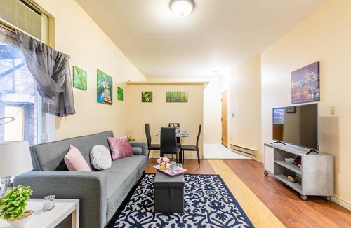Leslieville Apartment | Spacious 3BR Apartment - Steps Away From Leslieville!
