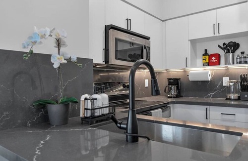 Downtown Toronto Hotel | Spacious 3BR - Free Parking - City View - Pool - Gym