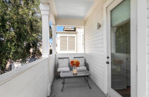 Faubourg Lafayette Apartment | Spacious 3BR Garden District Home w Pool & Balcony