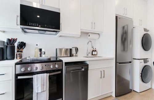 Grange Park Hotel | Spacious 3BR Suite for 10 w Patio Heart of Toronto