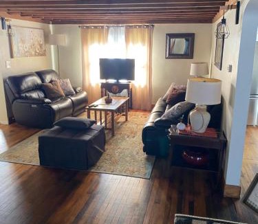 Flinton House | Spacious 4 bedroom Cottage close to Glendale Lake and State Park