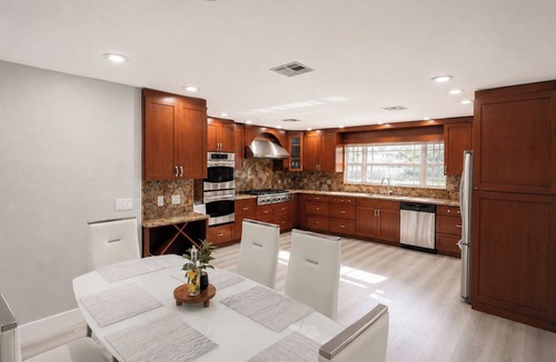 Davie House | Spacious 4-bedroom estate in beautiful Davie with AC
