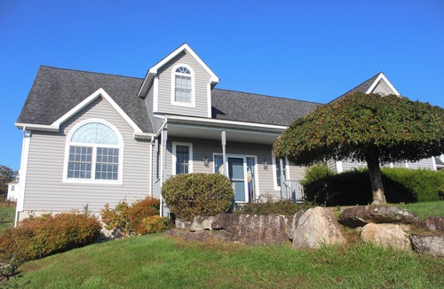 Thompson Ridge House | Spacious 4-bedroom house in lovely Pine Bush with WiFi, AC