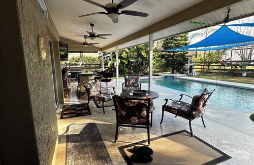 Plymouth House | Spacious 4-bedroom house in beautiful Apopka close to Disney and parks with WiFi