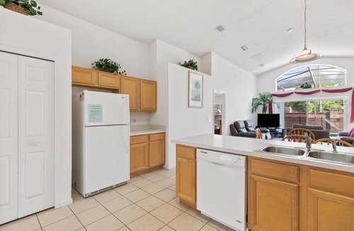 Seasons House | Spacious 4 BR Pool Home home