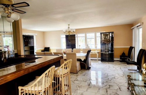 Bay Shore House | Spacious 5-bedroom house in delightful Bay Shore with AC