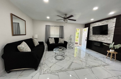 Town N County Park House | Spacious 5-bedroom house in brilliant Tampa with AC, WiFi