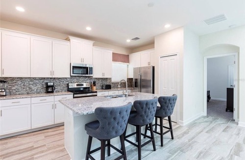 Davenport House | Spacious 5Bed Pool Home with Game Room-1577SW