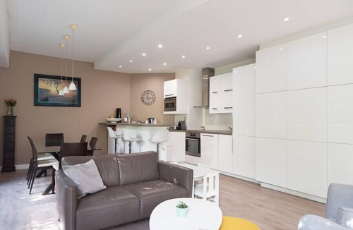 Issy-les-Moulineaux Apartment | Spacious and quiet apartment with shared garden