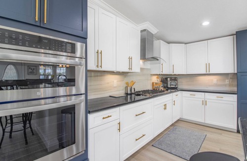 Truckland House | Spacious and cozy! 3 min from beaches, Prime location with shopping & dining!