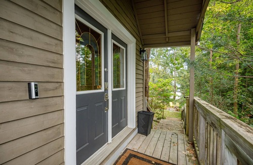 The Blue Mountains Ski Chalet | Spacious and elegant Blue Mountain Chalet steps from Georgian Peaks