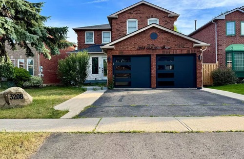 Erin Mills Apartment | Spacious and Luxurious 2BR Suite with Huge Windows