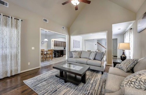 New Castle House | Spacious and Luxurious Townhouse 3B/2.5B in a quiet neighborhood