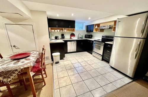 Etobicoke House | Spacious bright 2BD with Pool, 2 free parking-Ideal for longe stays