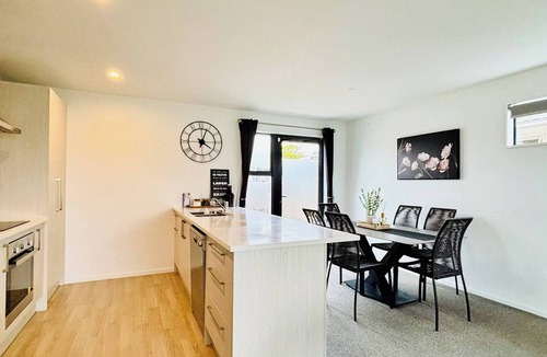 Linwood House | Spacious Christchurch Home, Sleeps 8, Free Parking