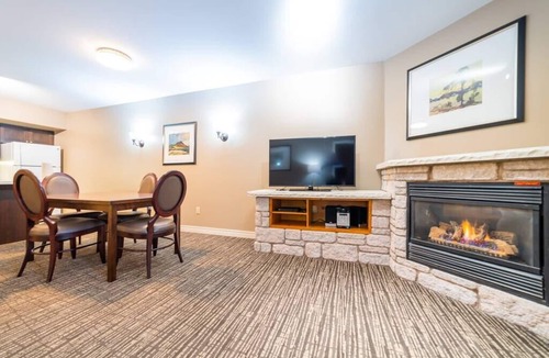 Oro-Medonte Apartment | Spacious Club Suite: King Bed, Jacuzzi, Pool, BBQ