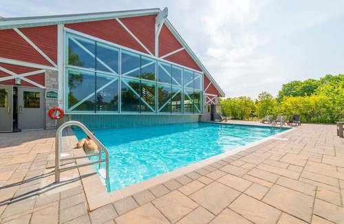 Oro-Medonte Apartment | Spacious Club Suite: King Bed, Jacuzzi, Pool, BBQ