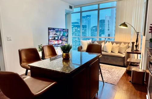 Fort York House | Spacious Comfort in City Center - Free Parking