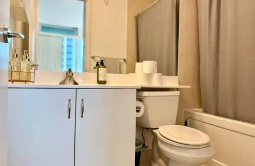 Fort York House | Spacious Comfort in City Center - Free Parking