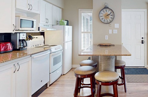 Craigleith Condo | Spacious condo w/jetted tub & shared pool/tennis - walk to a lift