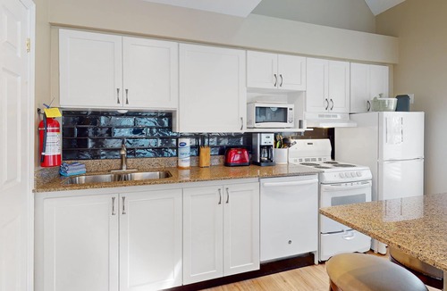 Craigleith Condo | Spacious condo w/jetted tub & shared pool/tennis - walk to a lift
