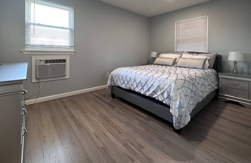 Islip House | Spacious Contractor-Renovated Studio: Your Ideal Home Away from Home