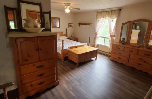 Bancroft Cottage | Spacious Cottage In Town-Sauna/Waterfront