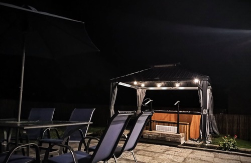 Dashwood Cottage | Spacious cottage w/All-season 8-seat hot tub; firepit, games room. Sleeps 8-10