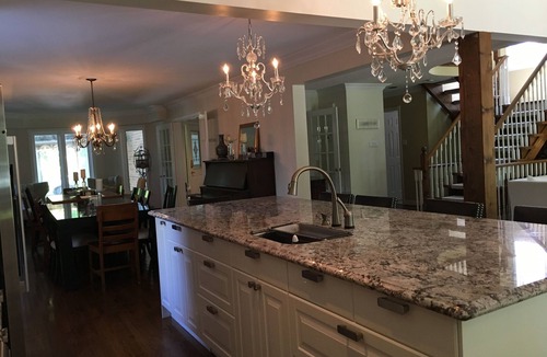 Fallingbrook House | Spacious/Family Friendly! Lake View! close to Beach & Downtown 5-night min avail