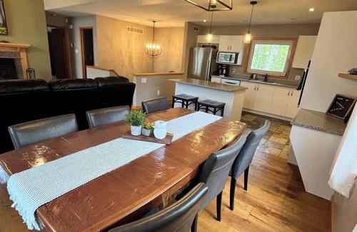 Flesherton House | Spacious Family getaway at Lake Eugenia