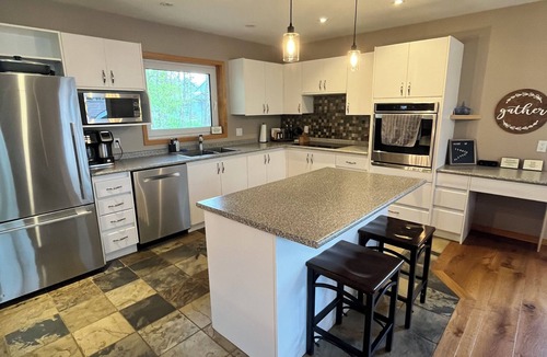 Flesherton House | Spacious Family getaway at Lake Eugenia