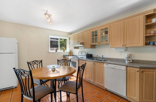 Applewood House | Spacious Family Home | Games, Netflix & Backyard