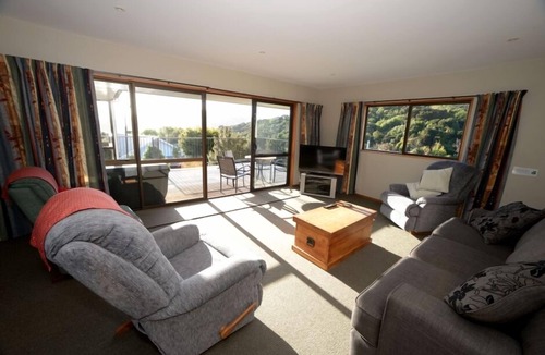 Akaroa House | Spacious Family Home