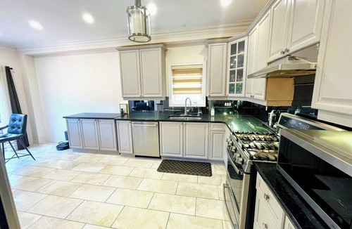 Churchill Meadows House | Spacious Family Retreat | BBQ, Backyard & Parking