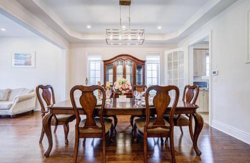 Oakville House | Spacious Family Retreat with Free Parking