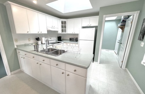 Guelph House | Spacious Guelph Retreat. Sleeps 9. Park 4 cars!