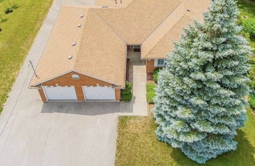 Guelph House | Spacious Guelph Retreat. Sleeps 9. Park 4 cars!