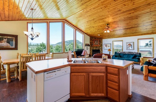 Pagosa Highlands House | Spacious home near town & ski with gas fireplace, deck, free WiFi