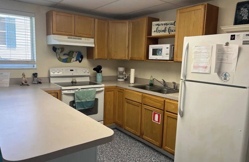 Weeki Wachee Gardens House | Spacious home on clear canal just a few houses from the main river includes kayaks and pool table!