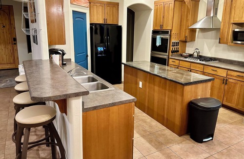 Page House | Spacious Home with private pickleball court, close to all Lake Powell activities