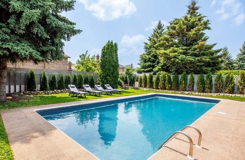 Rathwood House | Spacious House with Large Heated Pool and Backyard.