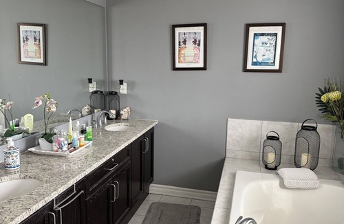 Islington - City Centre West House | Spacious Loft-Style Retreat | Private Room in Townhouse!